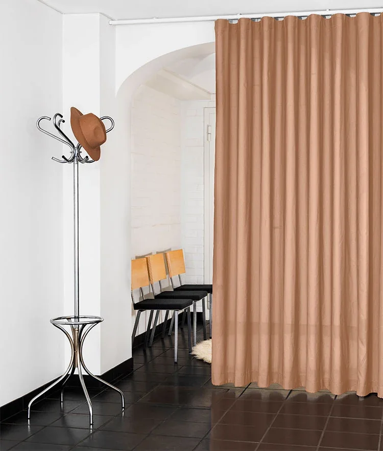 Beige gardiner fra tak til gulv ved et svart piano