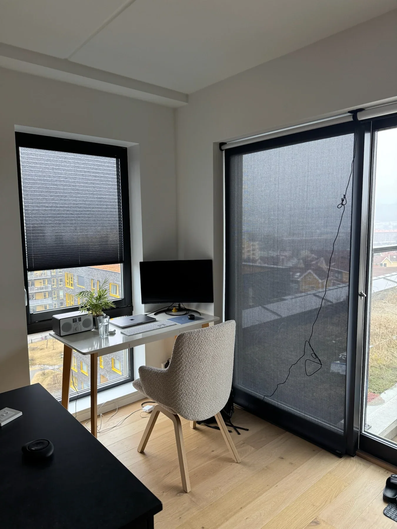 Screen sett innenfra ved et spisebord og store glassflater
